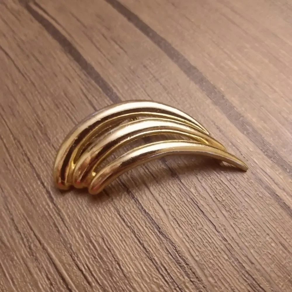 Vintage gold‎ tone brooch